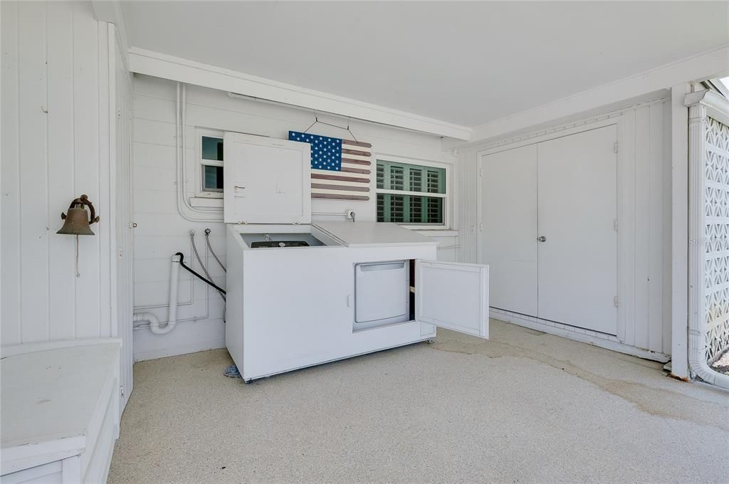 For Sale: $199,000 (2 beds, 1 baths, 1031 Square Feet)