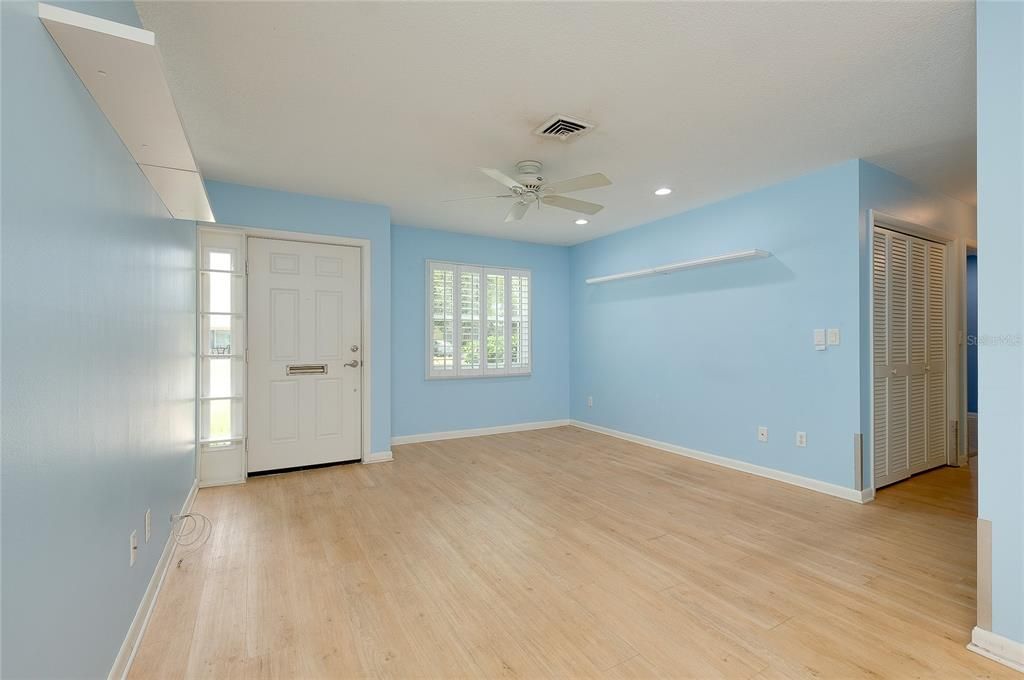 For Sale: $199,000 (2 beds, 1 baths, 1031 Square Feet)