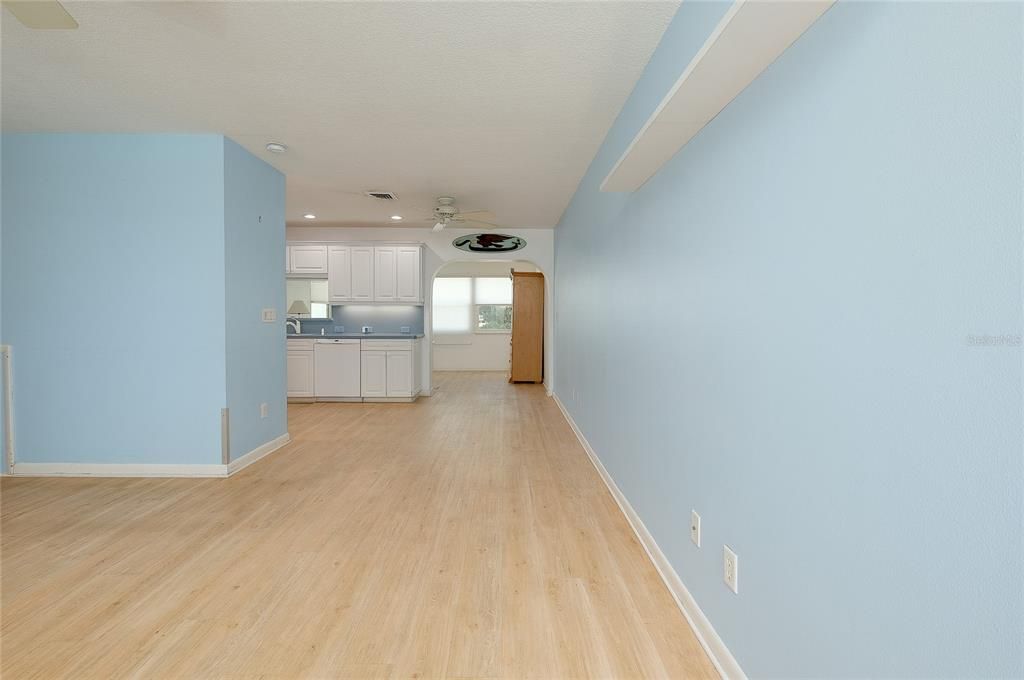 For Sale: $199,000 (2 beds, 1 baths, 1031 Square Feet)
