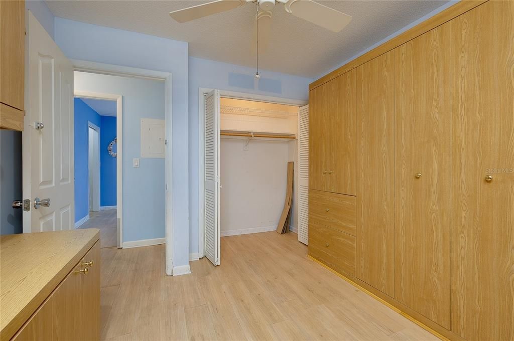 For Sale: $199,000 (2 beds, 1 baths, 1031 Square Feet)