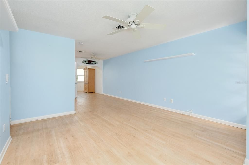 For Sale: $199,000 (2 beds, 1 baths, 1031 Square Feet)