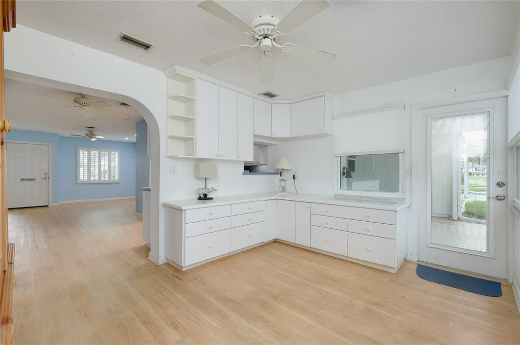 For Sale: $199,000 (2 beds, 1 baths, 1031 Square Feet)