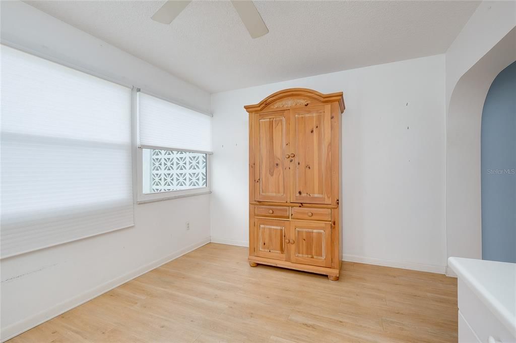 For Sale: $199,000 (2 beds, 1 baths, 1031 Square Feet)