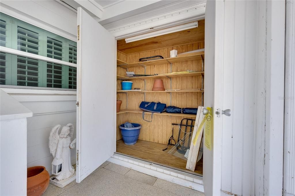 For Sale: $199,000 (2 beds, 1 baths, 1031 Square Feet)