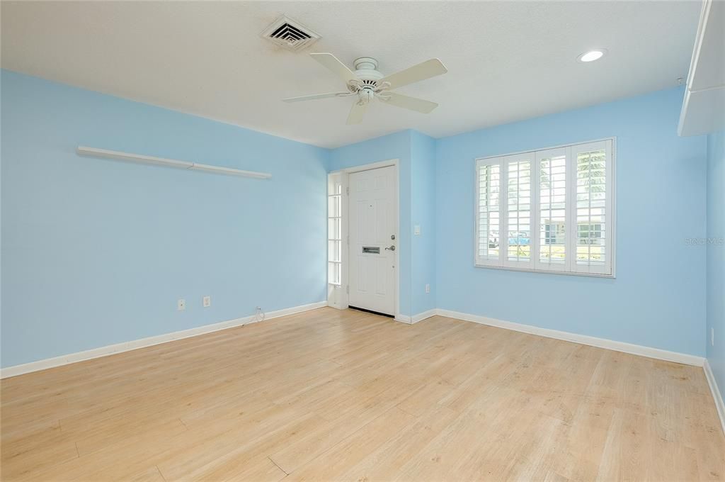 For Sale: $199,000 (2 beds, 1 baths, 1031 Square Feet)