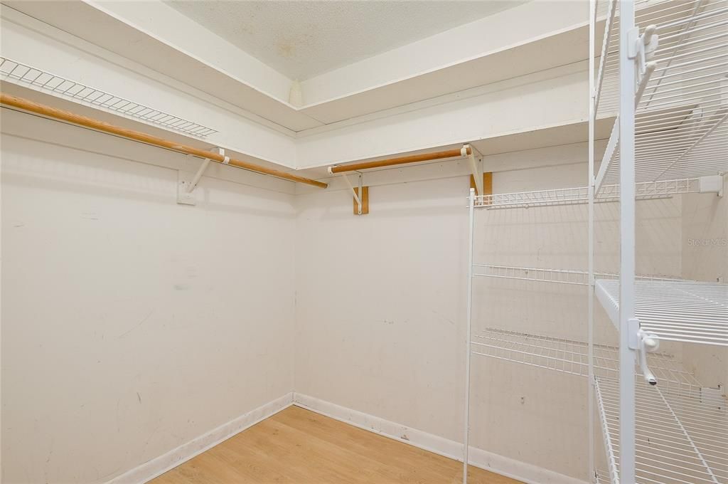 For Sale: $199,000 (2 beds, 1 baths, 1031 Square Feet)