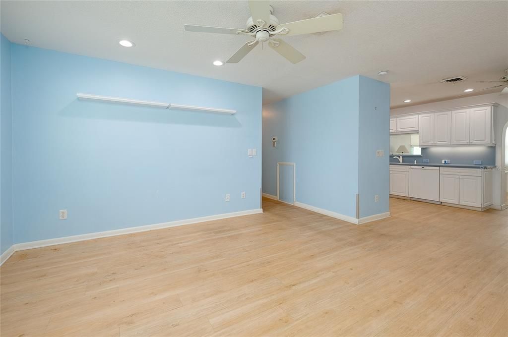 For Sale: $199,000 (2 beds, 1 baths, 1031 Square Feet)