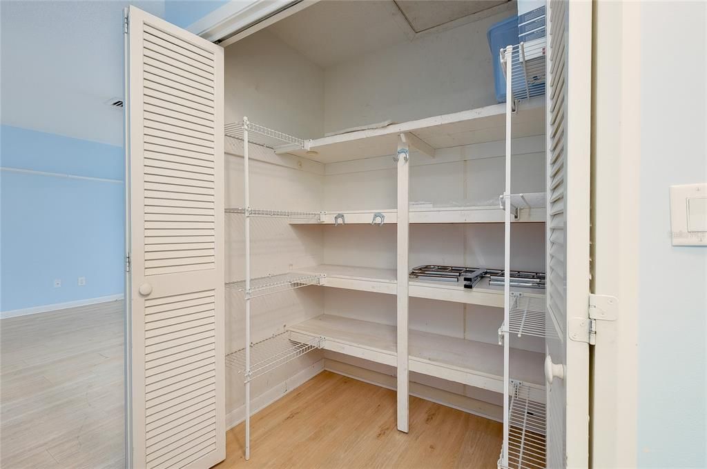 For Sale: $199,000 (2 beds, 1 baths, 1031 Square Feet)