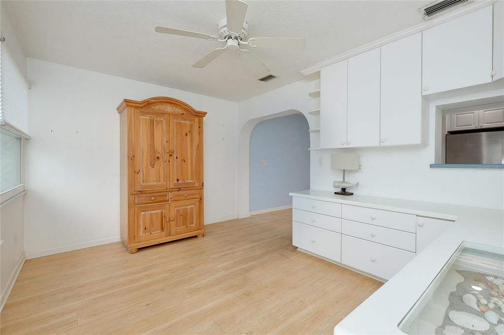 For Sale: $199,000 (2 beds, 1 baths, 1031 Square Feet)