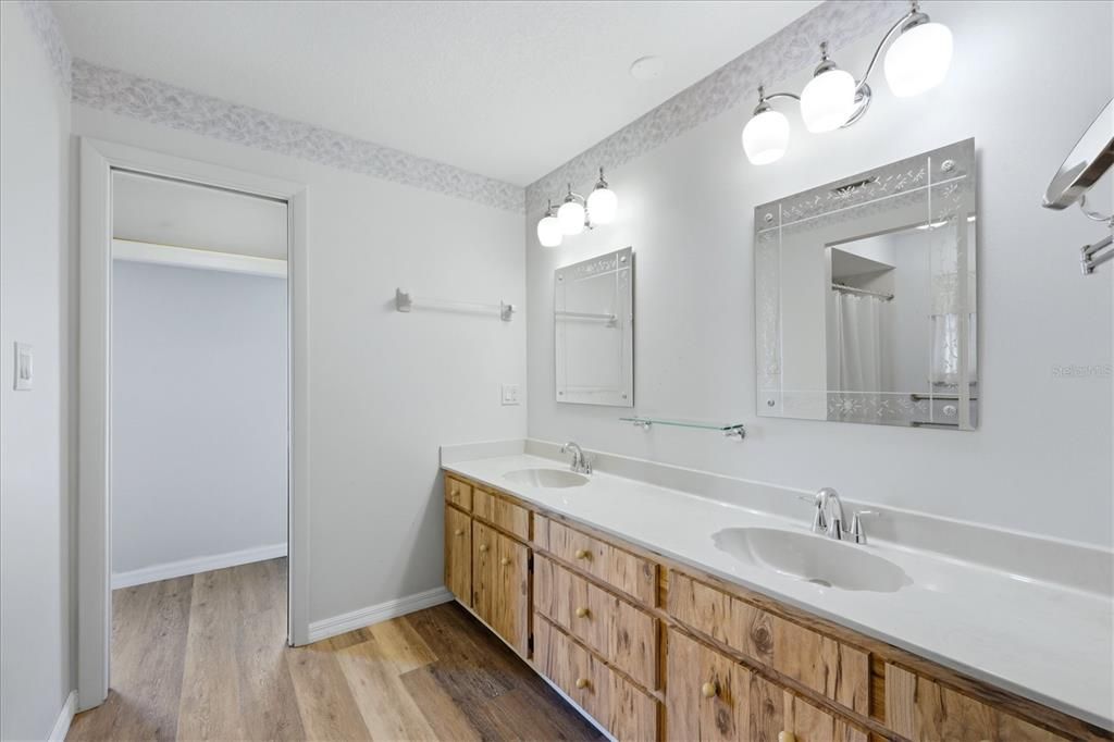 For Sale: $250,000 (2 beds, 2 baths, 1370 Square Feet)