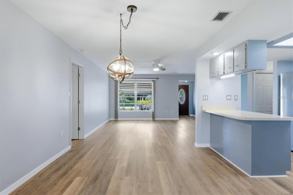 For Sale: $250,000 (2 beds, 2 baths, 1370 Square Feet)