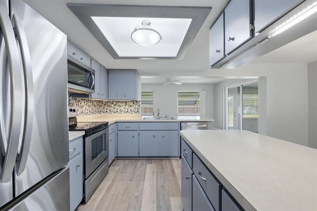 For Sale: $250,000 (2 beds, 2 baths, 1370 Square Feet)