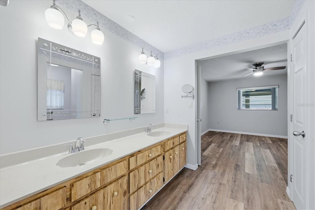 For Sale: $250,000 (2 beds, 2 baths, 1370 Square Feet)