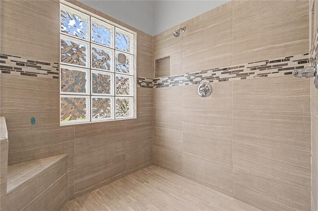 En Venta: $450,000 (3 camas, 2 baños, 1964 Pies cuadrados)