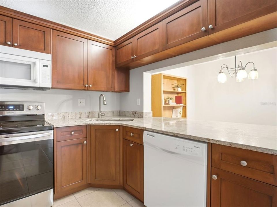 На продажу: $154,900 (2 спален, 2 ванн, 979 Квадратных фут)