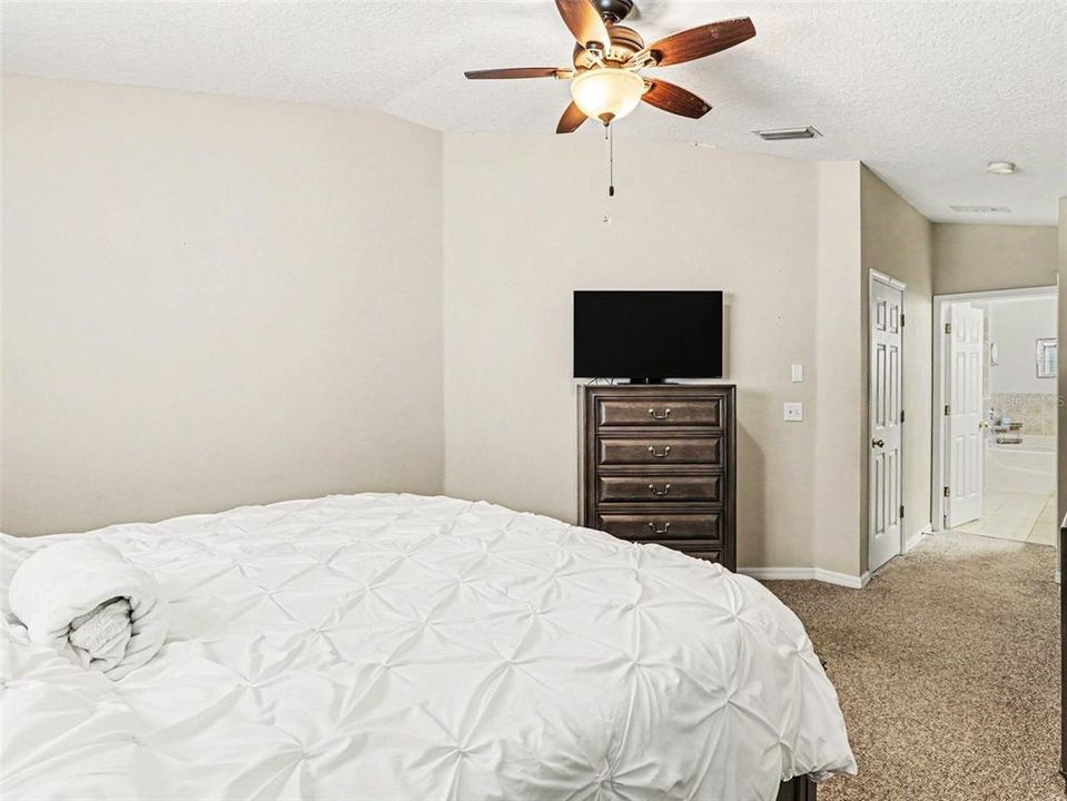 Activo con contrato: $375,000 (4 camas, 2 baños, 1550 Pies cuadrados)