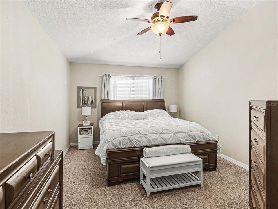 Activo con contrato: $375,000 (4 camas, 2 baños, 1550 Pies cuadrados)