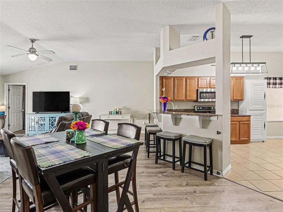 Activo con contrato: $375,000 (4 camas, 2 baños, 1550 Pies cuadrados)