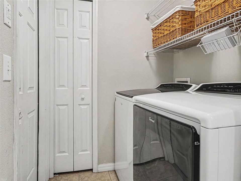 Activo con contrato: $375,000 (4 camas, 2 baños, 1550 Pies cuadrados)