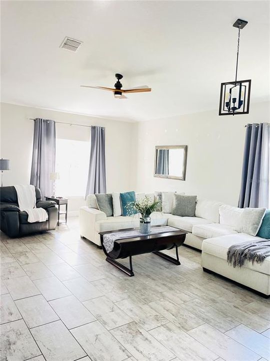 En Venta: $424,999 (4 camas, 2 baños, 2064 Pies cuadrados)