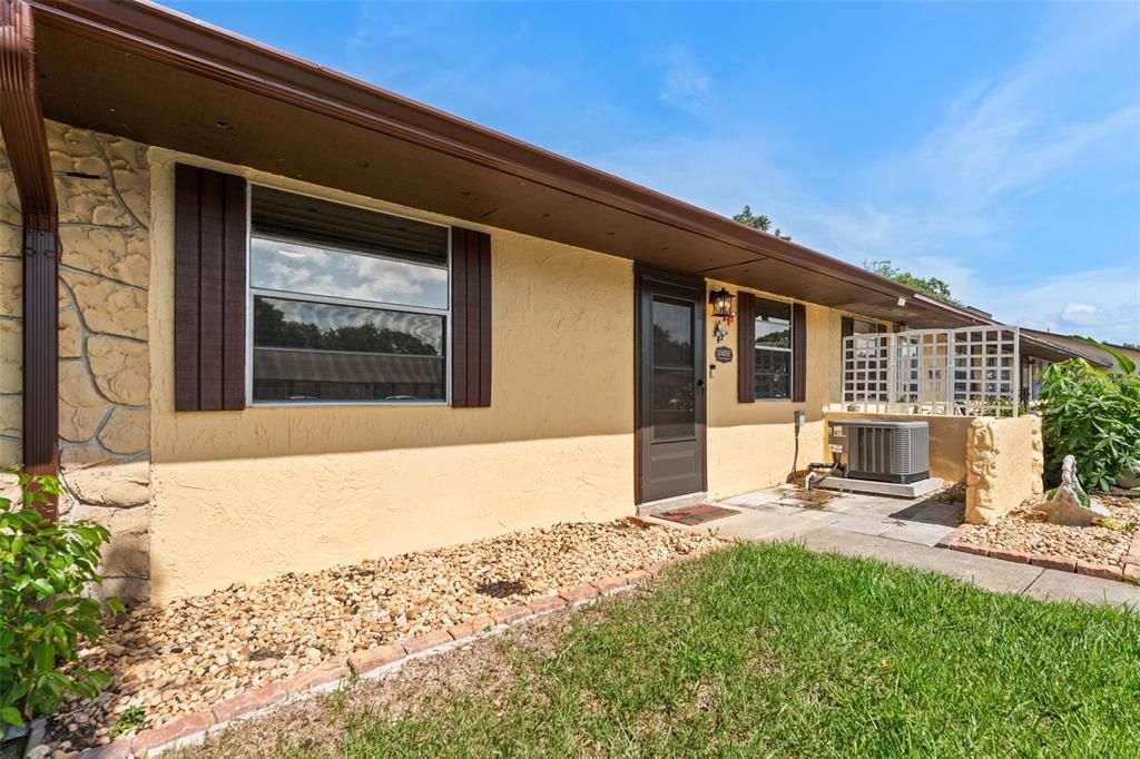 For Sale: $199,900 (2 beds, 2 baths, 962 Square Feet)