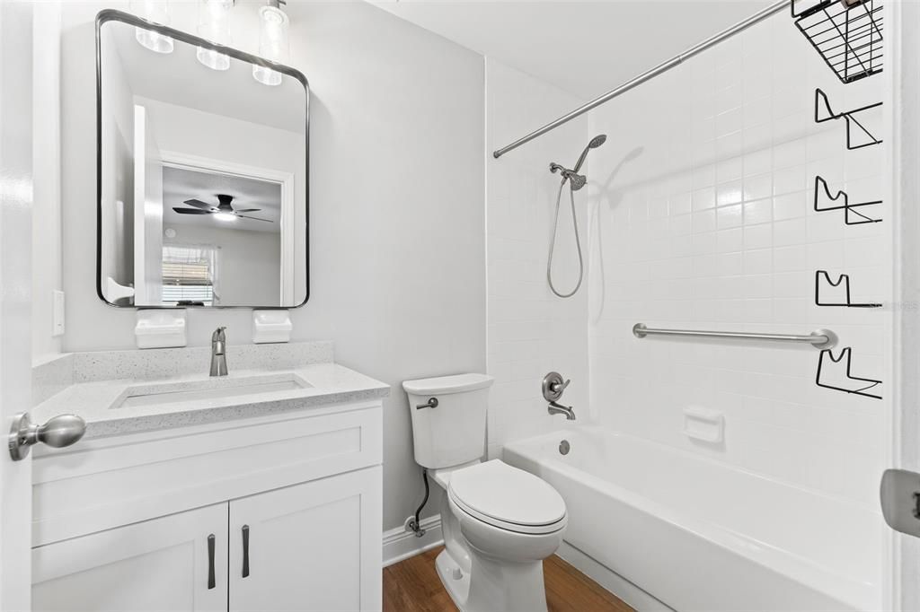 For Sale: $199,900 (2 beds, 2 baths, 962 Square Feet)