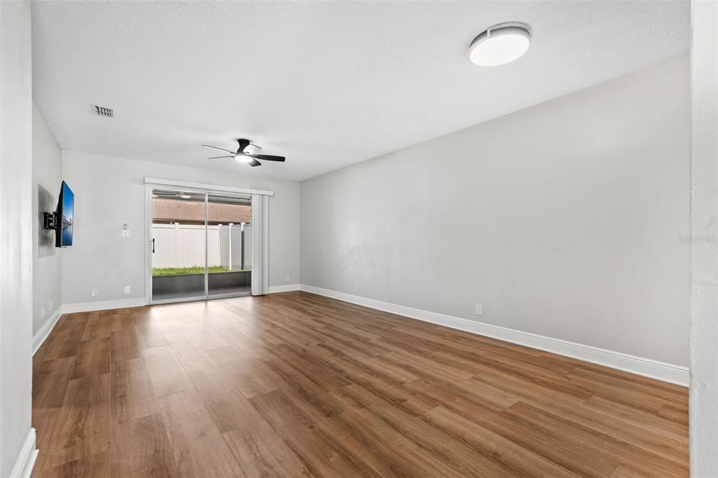 For Sale: $199,900 (2 beds, 2 baths, 962 Square Feet)