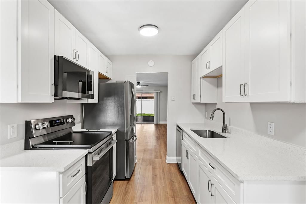 For Sale: $199,900 (2 beds, 2 baths, 962 Square Feet)