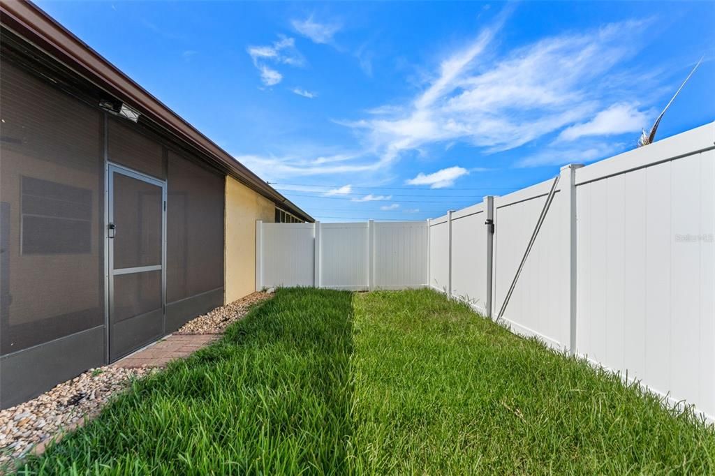 For Sale: $199,900 (2 beds, 2 baths, 962 Square Feet)