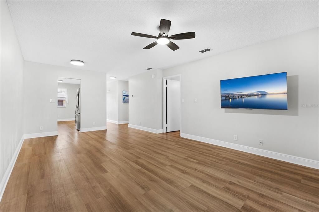 For Sale: $199,900 (2 beds, 2 baths, 962 Square Feet)