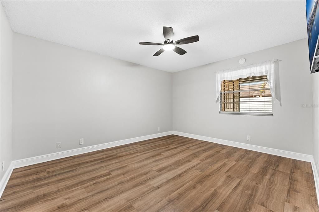 For Sale: $199,900 (2 beds, 2 baths, 962 Square Feet)