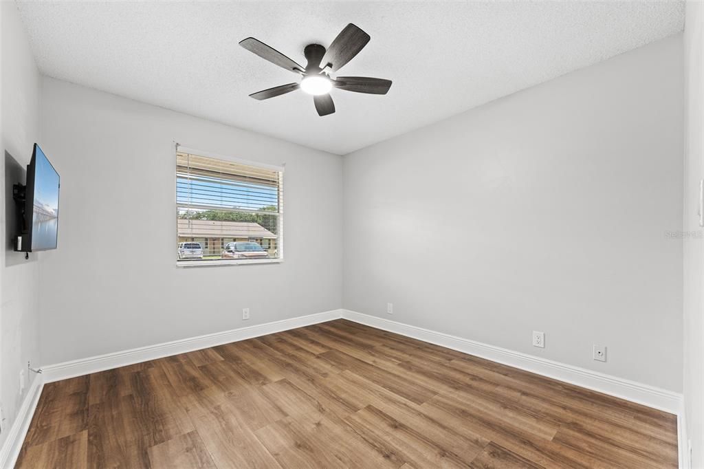 For Sale: $199,900 (2 beds, 2 baths, 962 Square Feet)