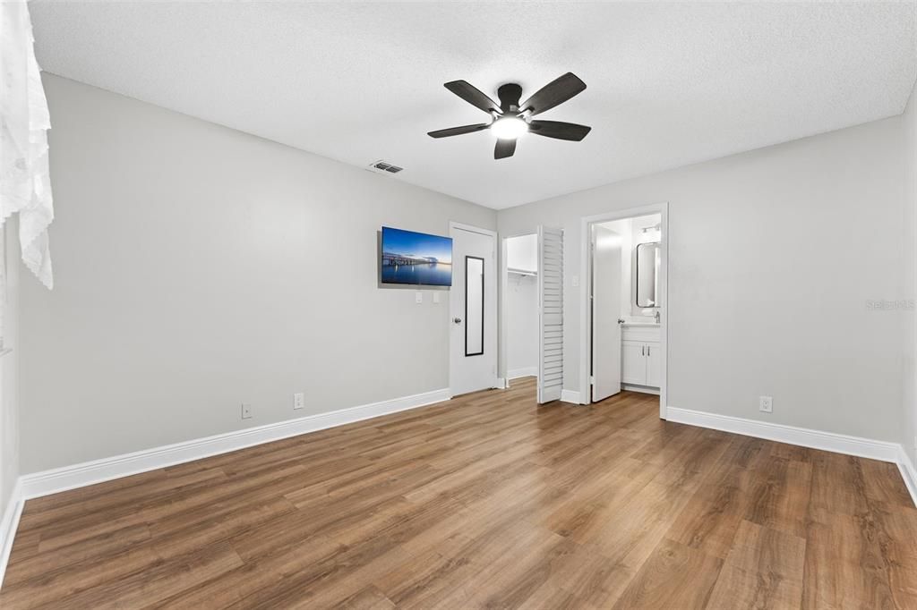 For Sale: $199,900 (2 beds, 2 baths, 962 Square Feet)