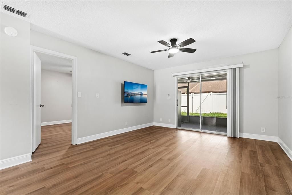 For Sale: $199,900 (2 beds, 2 baths, 962 Square Feet)
