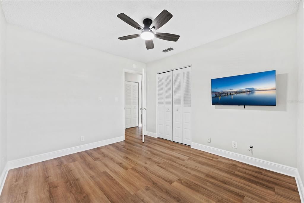 For Sale: $199,900 (2 beds, 2 baths, 962 Square Feet)