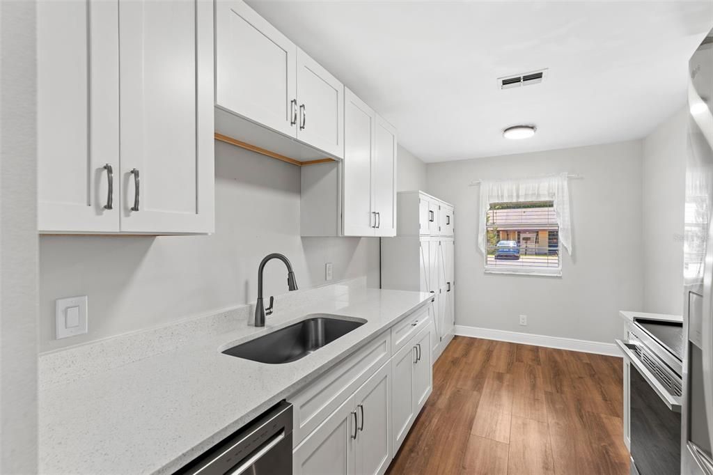 For Sale: $199,900 (2 beds, 2 baths, 962 Square Feet)