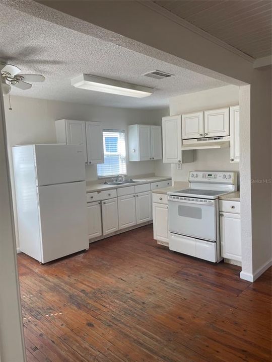 В аренду: $1,450 (2 спален, 1 ванн, 876 Квадратных фут)