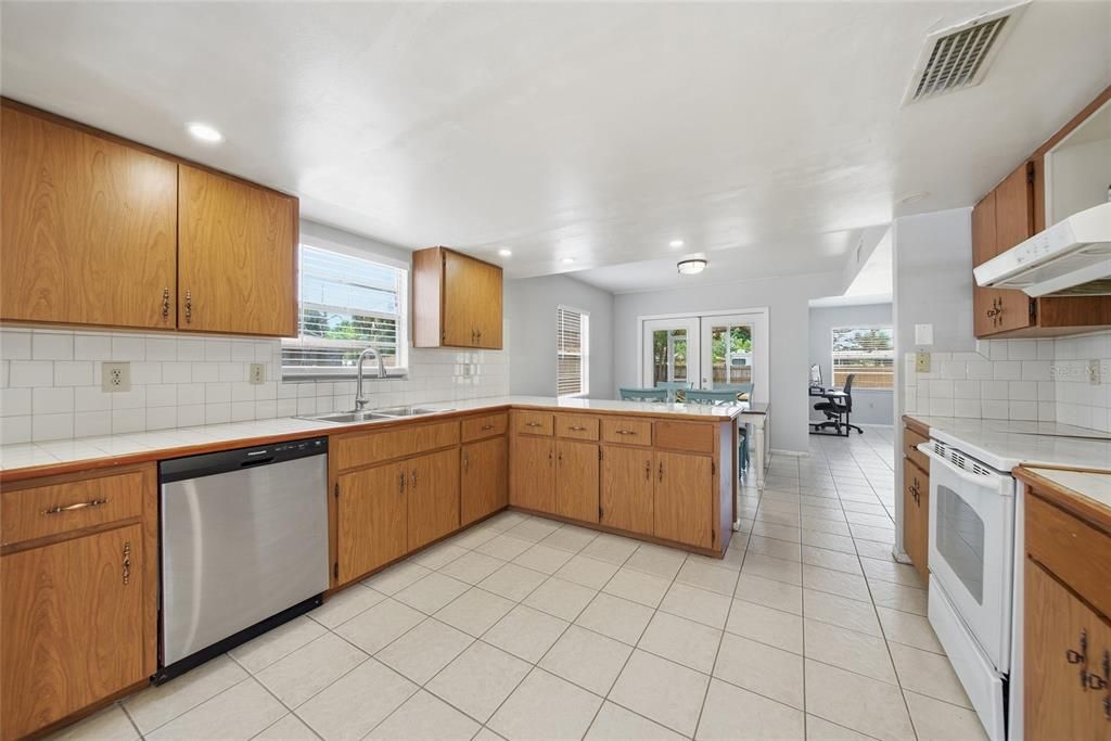 En Venta: $475,000 (4 camas, 2 baños, 2105 Pies cuadrados)