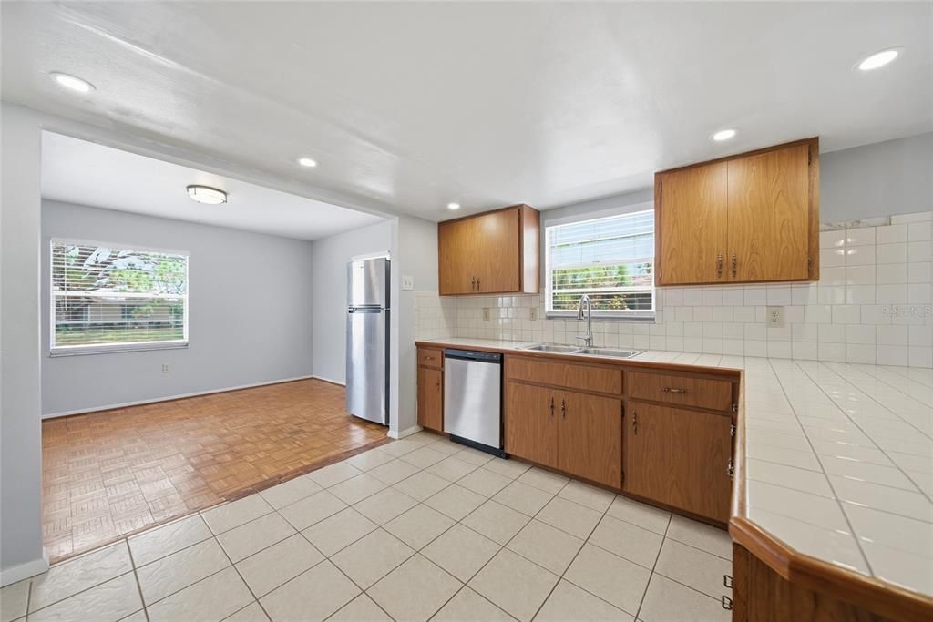 En Venta: $475,000 (4 camas, 2 baños, 2105 Pies cuadrados)