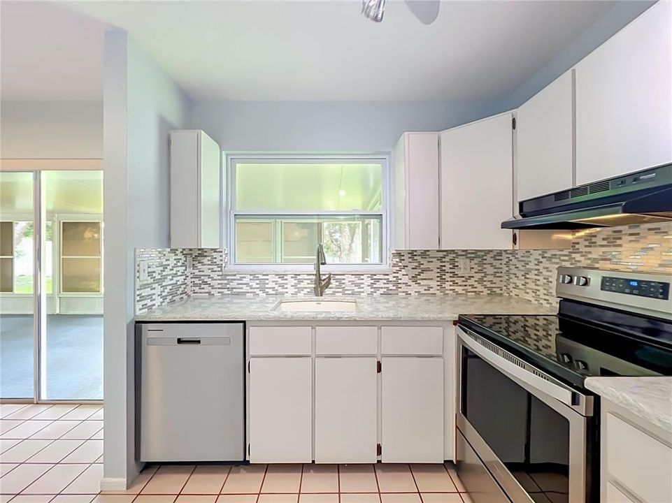 For Sale: $320,000 (3 beds, 1 baths, 1015 Square Feet)