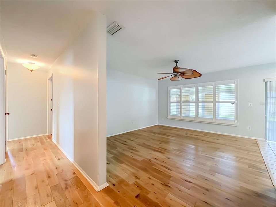 For Sale: $320,000 (3 beds, 1 baths, 1015 Square Feet)