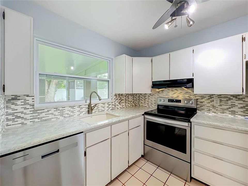 For Sale: $320,000 (3 beds, 1 baths, 1015 Square Feet)