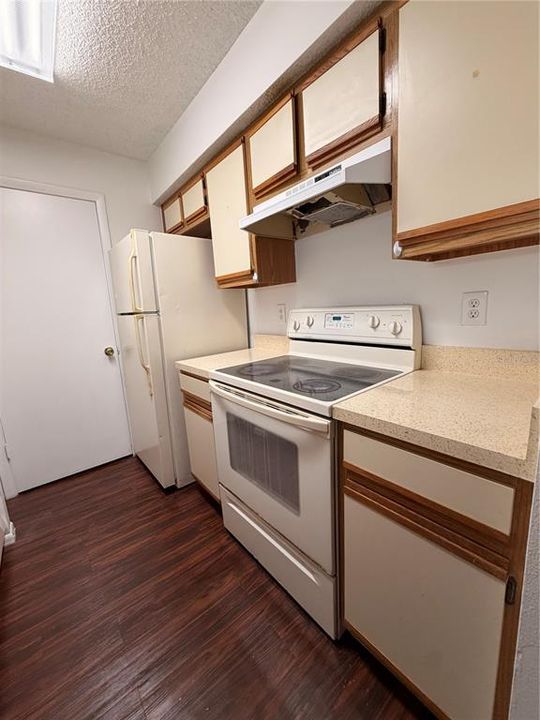 For Rent: $1,400 (1 beds, 1 baths, 674 Square Feet)