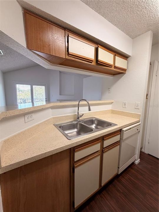 For Rent: $1,400 (1 beds, 1 baths, 674 Square Feet)
