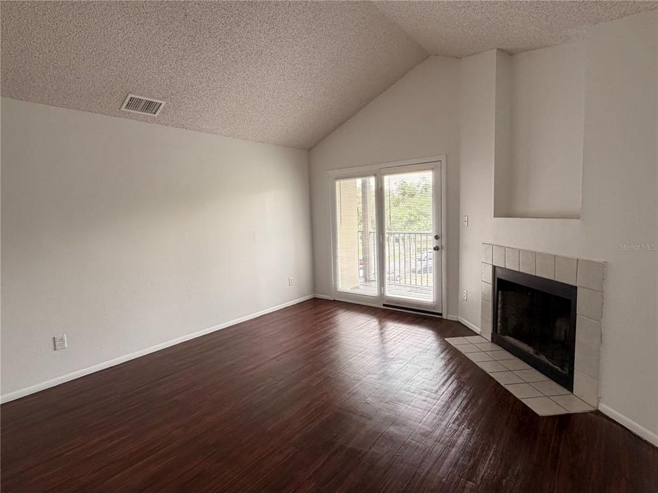 For Rent: $1,400 (1 beds, 1 baths, 674 Square Feet)