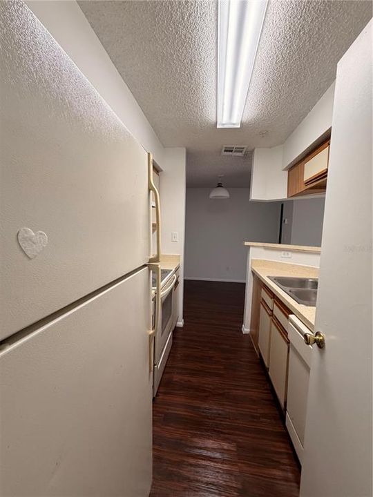 For Rent: $1,400 (1 beds, 1 baths, 674 Square Feet)