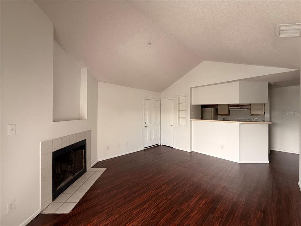 For Rent: $1,400 (1 beds, 1 baths, 674 Square Feet)