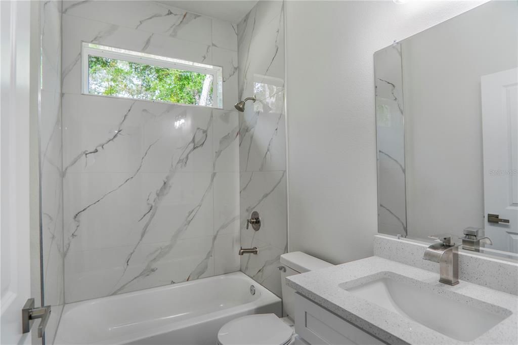 На продажу: $289,900 (4 спален, 2 ванн, 1833 Квадратных фут)