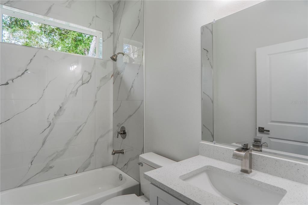 На продажу: $289,900 (4 спален, 2 ванн, 1833 Квадратных фут)