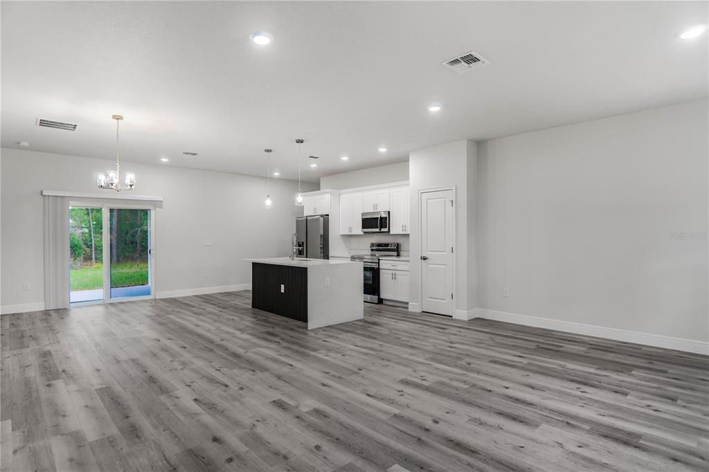 На продажу: $289,900 (4 спален, 2 ванн, 1833 Квадратных фут)